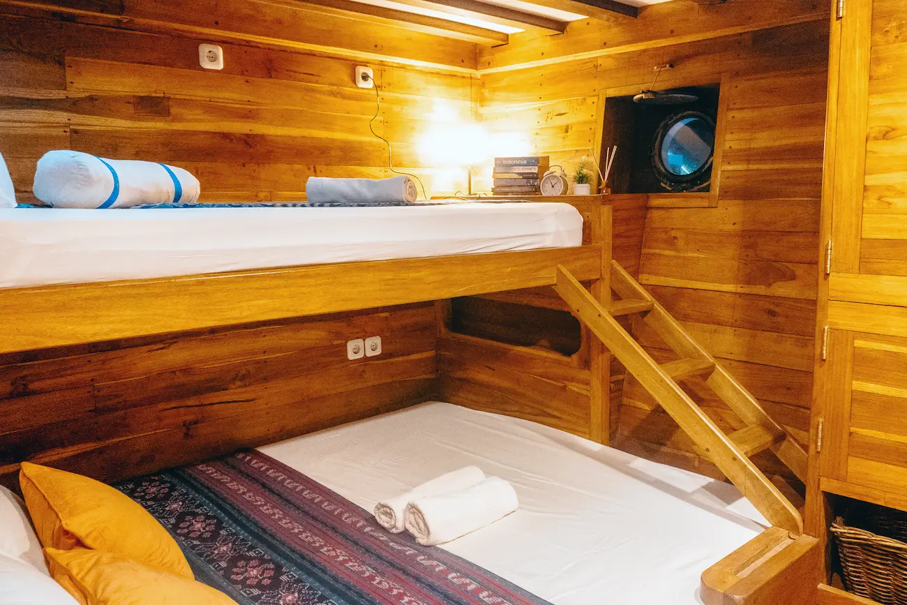 Avicenia bunk bed for 3 person